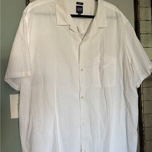 GAP Men's White Short Sleeve seersucker shirt